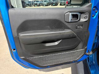 2024 Jeep Wrangler Sahara — photo 13