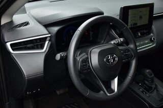 2026 Toyota Corolla Cross LE 2WD (Natl) — photo 16