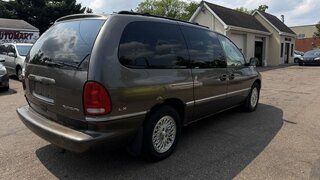 1997 Chrysler Town & Country LX — photo 4