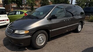 1997 Chrysler Town & Country LX — photo 2