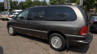 1997 Chrysler Town & Country LX — photo 5