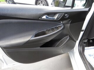 2017 Chevrolet Cruze 4dr Sdn 1.4L LS w/1SB — photo 11