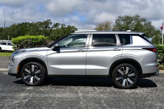 2025 Mitsubishi Outlander SE FWD — photo 2