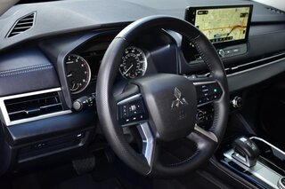 2025 Mitsubishi Outlander SE FWD — photo 17