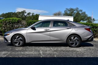 2025 Hyundai Elantra SEL Convenience IVT — photo 2