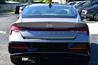 2025 Hyundai Elantra SEL Convenience IVT — photo 4