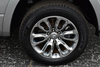 2022 Ram 1500 Laramie 4x4 Crew Cab 6'4" Box — photo 8