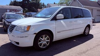 2010 Chrysler Town & Country TOURING — photo 1