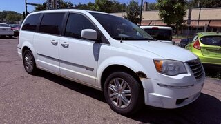 2010 Chrysler Town & Country TOURING — photo 2