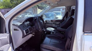 2010 Chrysler Town & Country TOURING — photo 6
