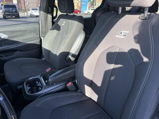 2019 Chrysler Pacifica Touring Plus FWD — photo 16