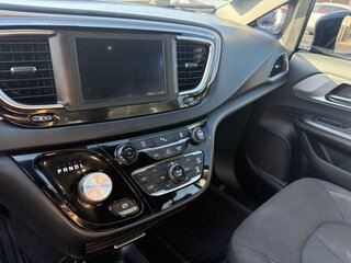 2019 Chrysler Pacifica Touring Plus FWD — photo 14