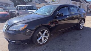 2011 Chrysler 200 LIMITED — photo 2