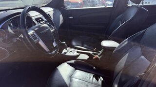 2011 Chrysler 200 LIMITED — photo 6