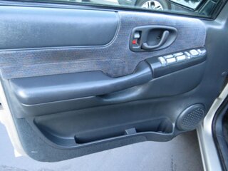 2001 Chevrolet Blazer 4dr 4WD LT — photo 9