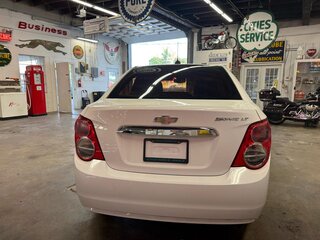2015 Chevrolet Sonic 4dr Sdn Auto LT — photo 4